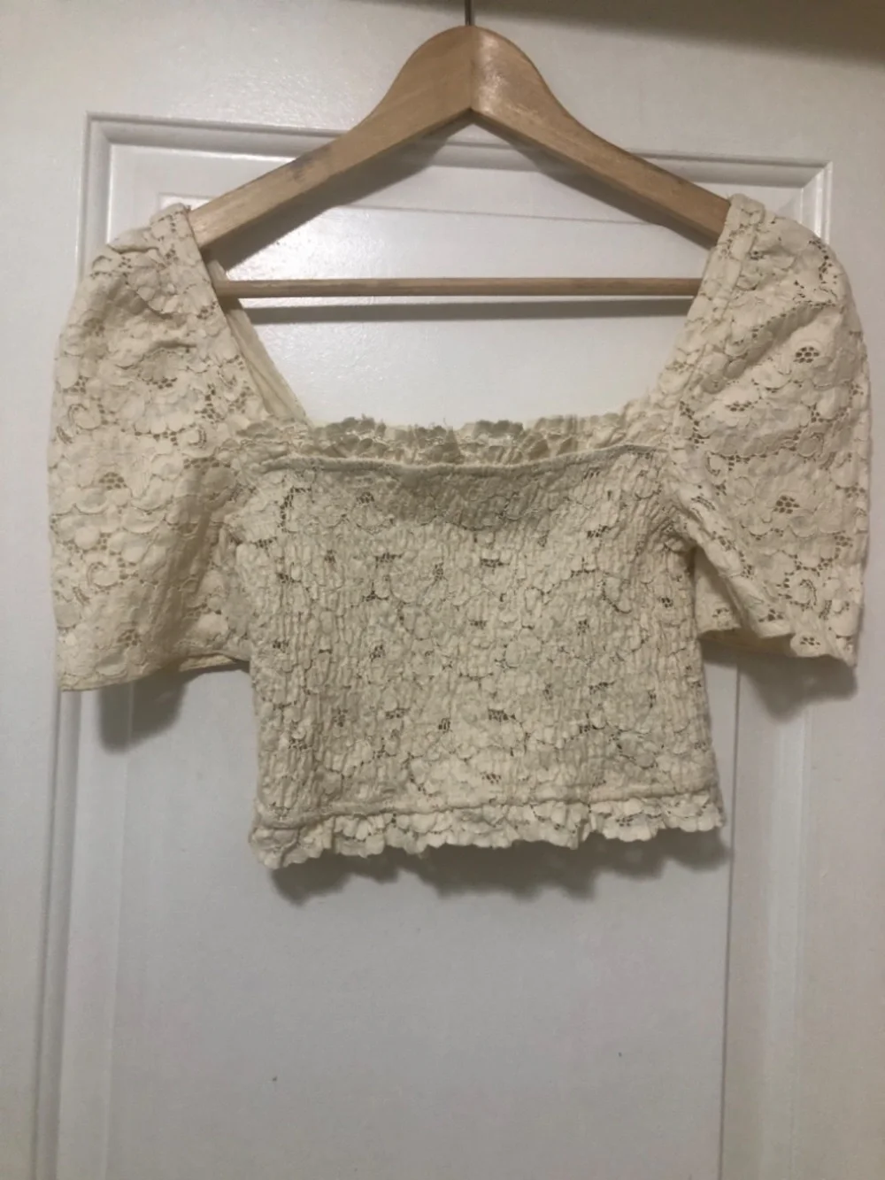 Zara cream-colored floral lace crop top featuring a square neckline Size XS - Picture 4 of 7